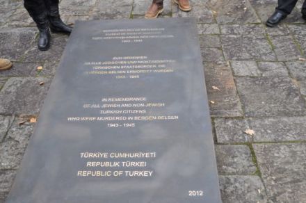 ) Memorial plaque for “Turkish victims” at Bergen Belsen. (Photo: Lower Saxony Memorials Foundation /Memorial Bergen-Belsen) 